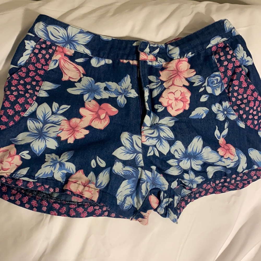 Fun and comfortable higher waisted shorts with flowers